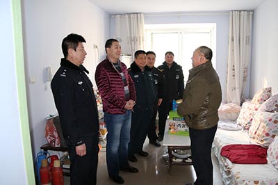 领导慰问保安队员家属