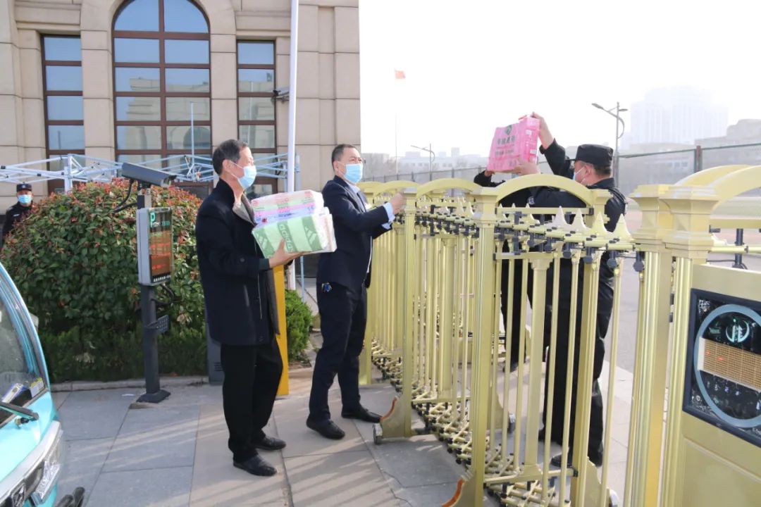 公司领导去隔离点慰问安保队员