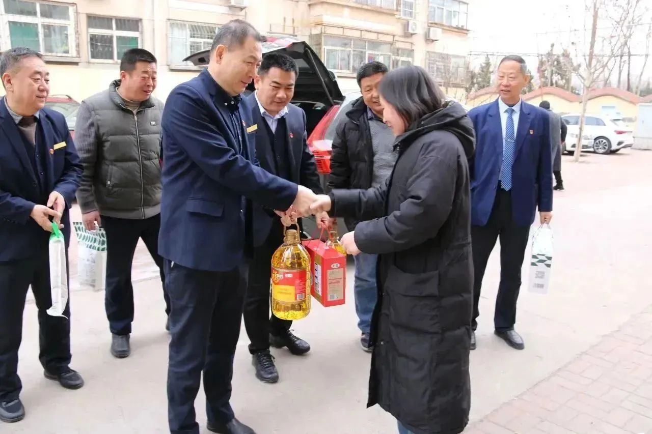 公司领导慰问退休老党员及困难职工