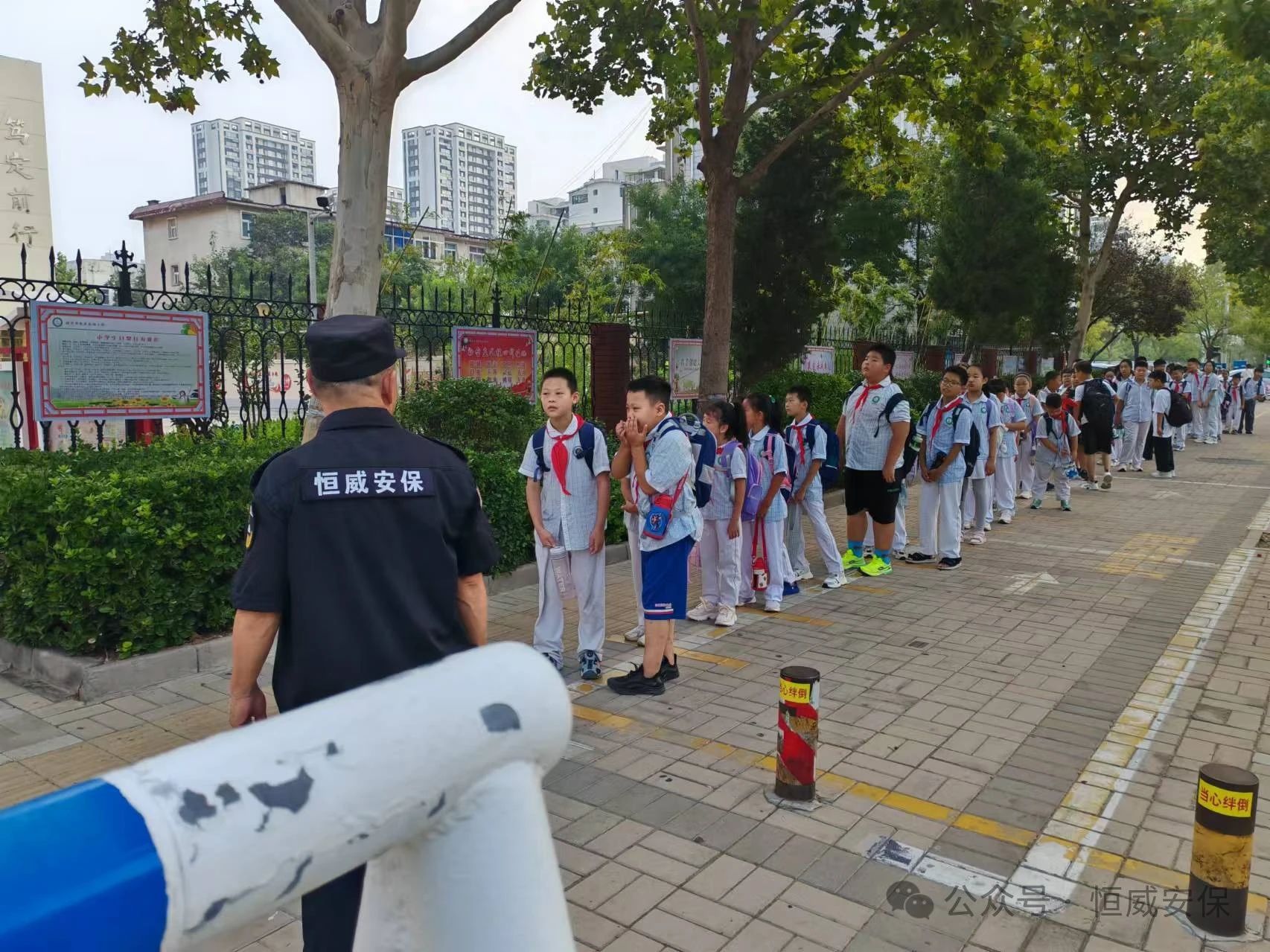 【护校安园】恒威安保全力以赴站好“护学岗” 当好“护航者”